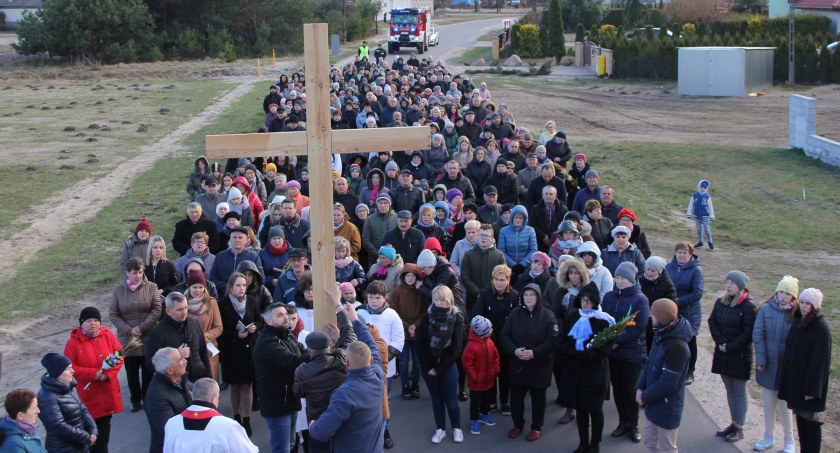 Po wieczornej Mszy św. ulicami Leopoldowa, idąc za krzyżem, wierni rozważali Mękę Jezusa Chrystusa