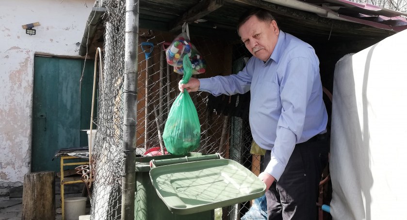 W przypadku Dęblina miesięczny koszt wywozu śmieci to 28 zł za osobę. - Większość tego, co firma zabiera z mojego gospodarstwa, to są na przykład rośliny, jak kosimy trawę, czy ścinamy żywopłot. Tego goście nie produkują - mówi Marek Kawiak, mieszkaniec osiedla Rycice w Dęblinie