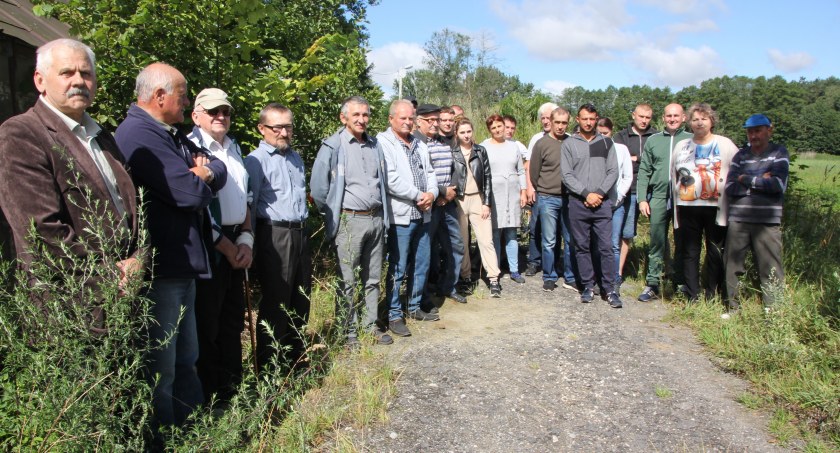 Zdjęcie - mieszkańcy Ogonowa w gminie Ryki na miejscu zawalonego mostu