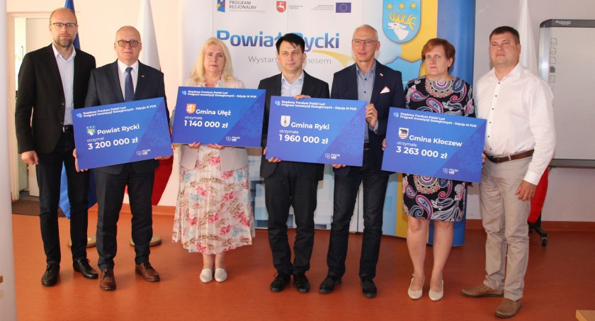 W poniedziałek przedstawiciele samorządu powiatowego, gmin Ułęż, Ryki i Kłoczew odebrali z rąk posła Sławomira Skwarka symboliczne czeki