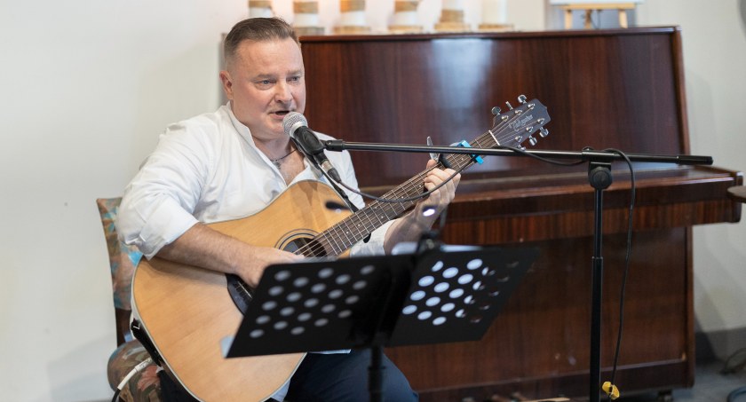Na zdjęciu Jacek Rayski podczas koncertu w Rykach