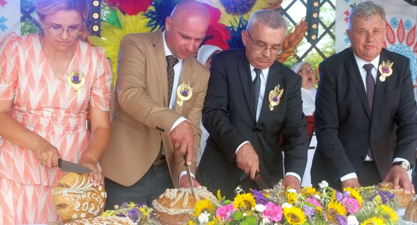 Starostowie i włądze gminy dokonali podziału dożynkowego chleba