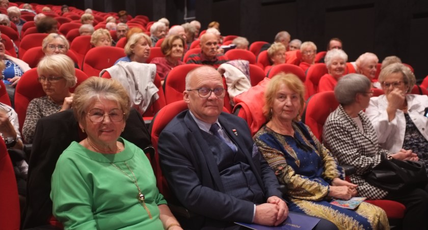 W inauguracji uczestniczyli goście i dziesiatki słuchaczy UTW