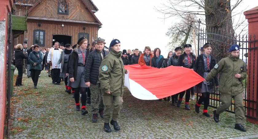 Po zakończonej mszy pochód uczestników z Flagą Polski na czele udał się na parafialny cmentarz