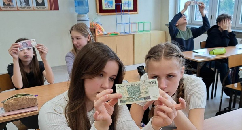 Młodzież ryckiej dwójki wie wszystko o banknotach NBP