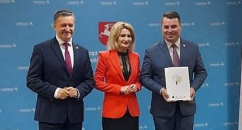 Umowę na realizację projektu udebrał p.o. dyrektor Gminnej Biblioteki w Ułężu, Damian Wawerek
