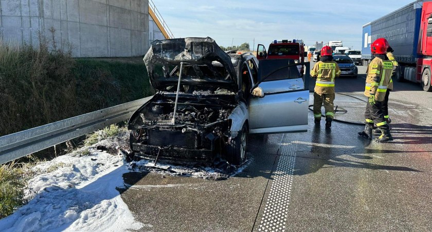 Fot. Pożar samochodu na drodze ekspresowej 