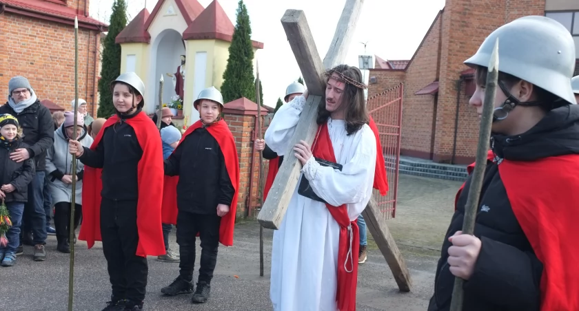 Na oczach mieszkańców Sierskowoli Chrystus wziął na swoje ramion krzyż i udał się na Golgotę