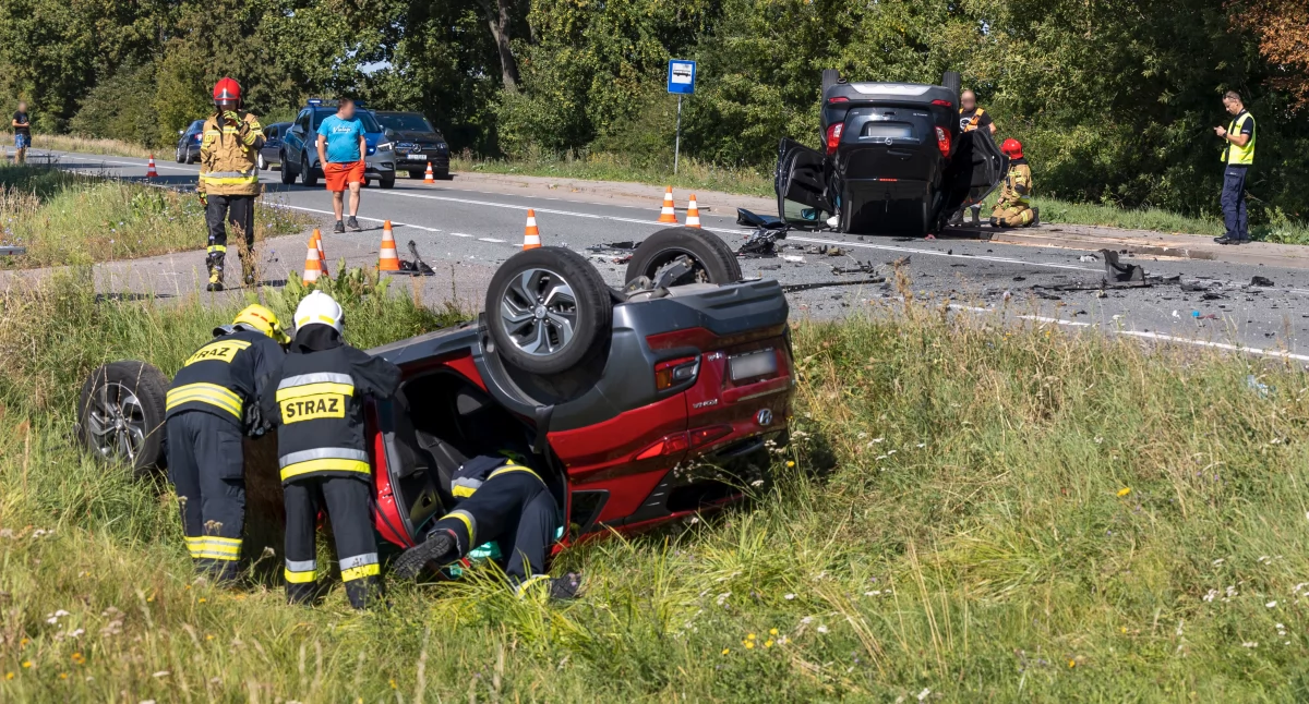 Wypadki Drogowe, Zderzenie dachowanie dwóch samochodów drodze krajowej wśród pasażerów były dzieci - zdjęcie, fotografia