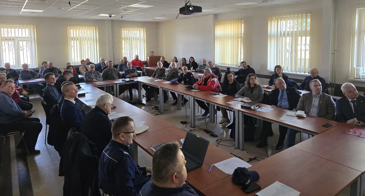 Straż i Policja, Dęblin szuka rozwiązań problemu parkowaniem Mieszkańcy policja władze miasta rozmawiali podczas debaty - zdjęcie, fotografia