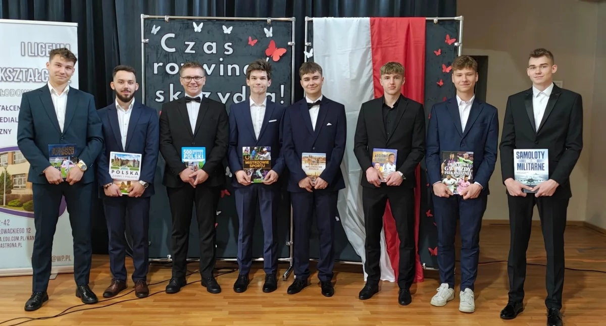 Szkoły i Przedszkola, Maturzyści zakończyli szkolny - zdjęcie, fotografia
