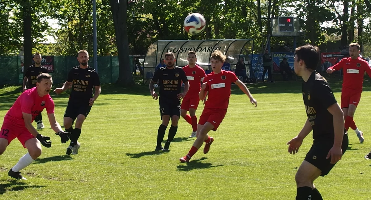 Piłka nożna, Czarni Dęblin wygrali derby Amatorem Leopoldów Rososz (fotorelacja kibice mecz) - zdjęcie, fotografia