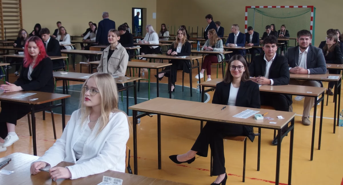Szkoły i Przedszkola, Maturzyści napisali polski matematykę - zdjęcie, fotografia