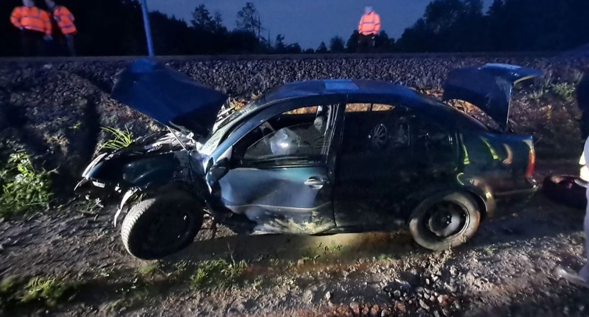 Straż i Policja, tragedii torach latek wjechał słup trakcji zablokował torowisko - zdjęcie, fotografia