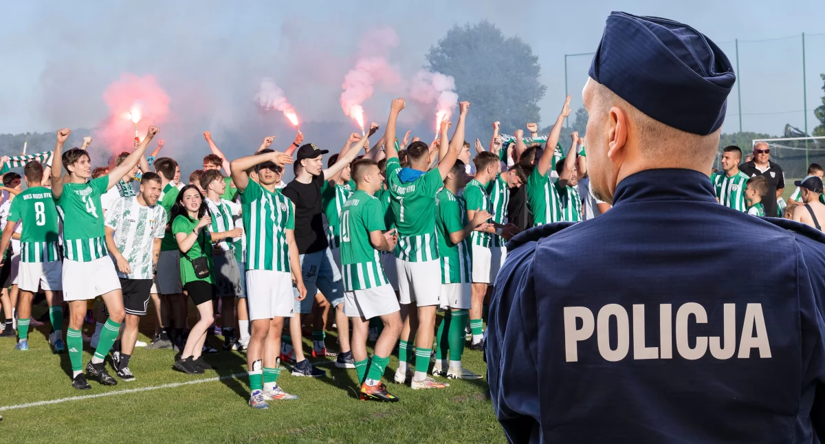 Interwencje Straży i Policji, Incydent awansie Ruchu Policja użyła wobec sympatyków klubu - zdjęcie, fotografia