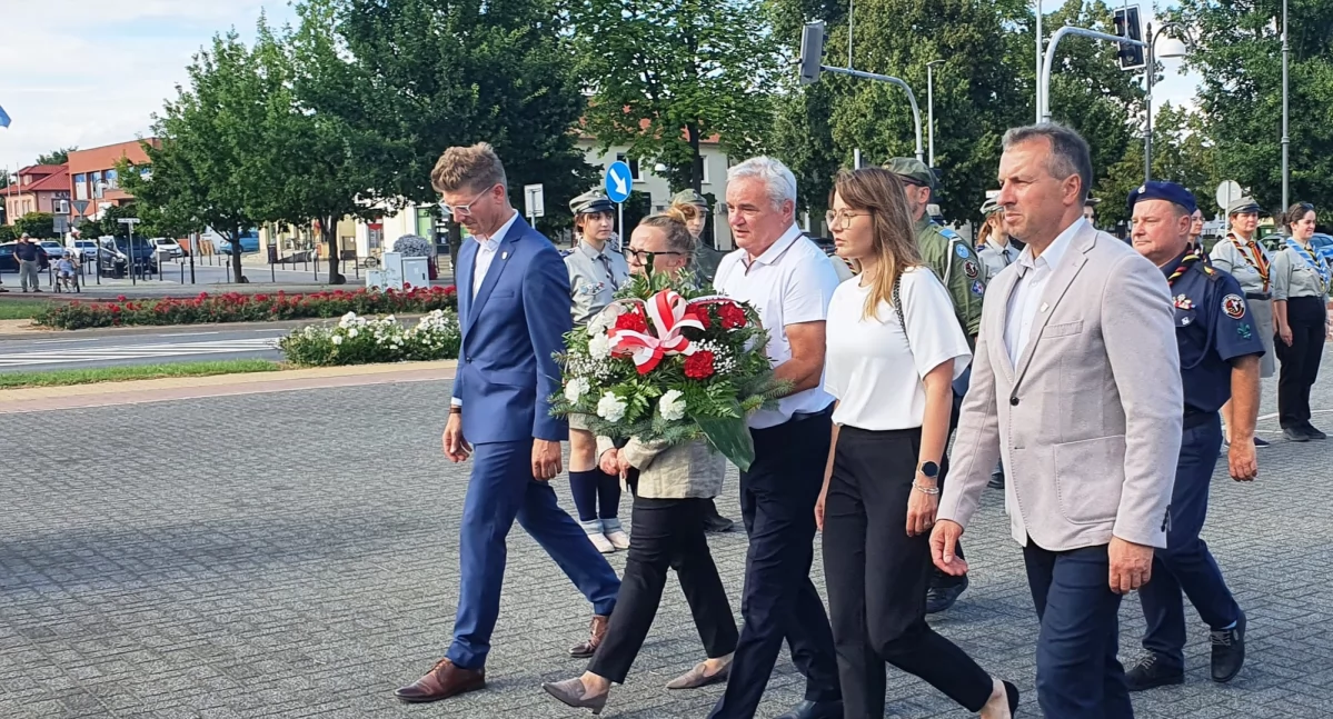 Co? Gdzie? Kiedy?, Dźwięk syren minutę zatrzymał całe miasto Dęblin oddał poruszający hołd - zdjęcie, fotografia