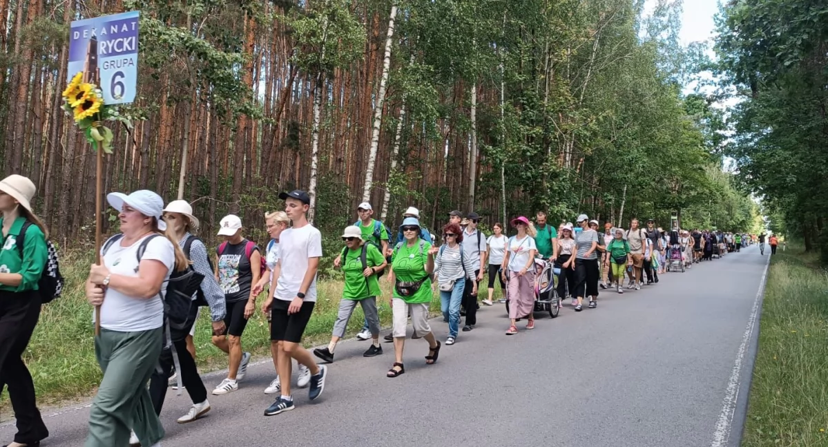Społeczeństwo, Ruszyli drogę! Pielgrzymi mają sobą pierwszy dzień wędrówki Jasną Górę - zdjęcie, fotografia