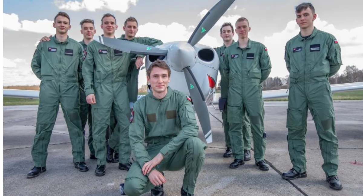 Wojsko i WOT, DĘBLIN wygląda szkolenie lotnicze studentów cywilnych wojskowych - zdjęcie, fotografia