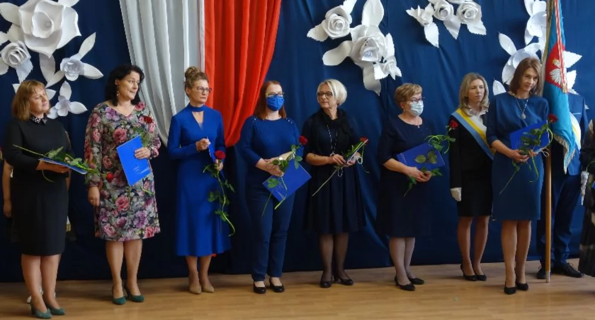Szkoły i Przedszkola, Nauczyciele dyrektorzy nagrodami burmistrz - zdjęcie, fotografia