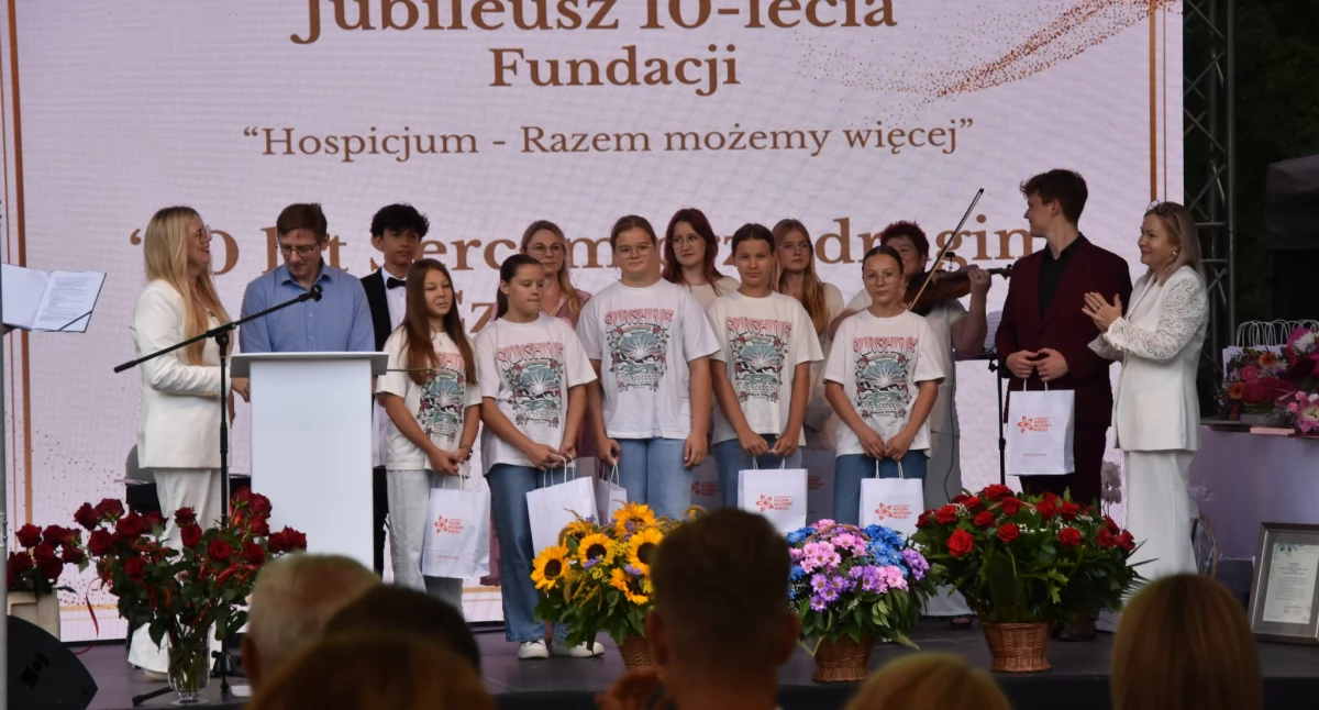 Samorządy i Instytucje, niosąc nadzieję Jubileusz Fundacji Hospicjum Razem możemy więcej Dęblinie - zdjęcie, fotografia