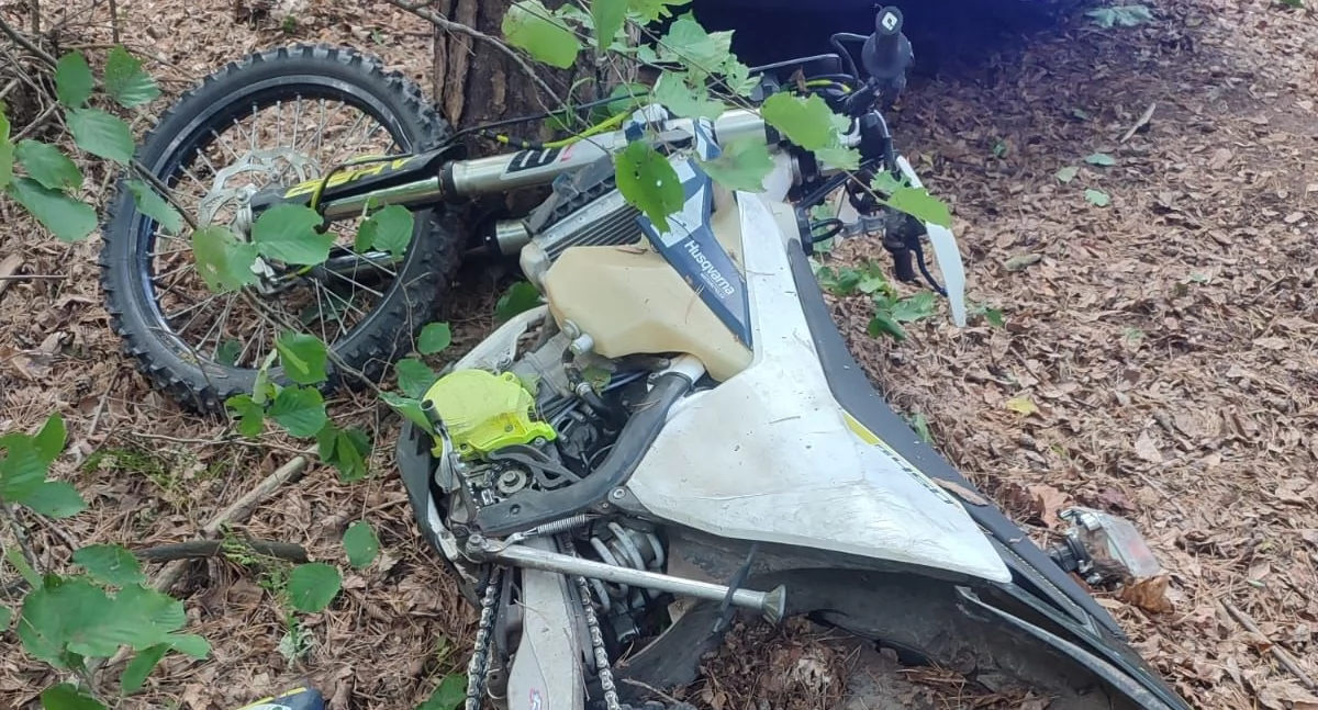 Wypadki Drogowe, Wypadek lesie Sobieszynem Motocyklista uderzył drzewo zabrał - zdjęcie, fotografia