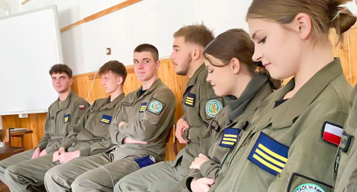 Szkoły i Przedszkola, Razem przeciw przemocy ważna debata Zespole Szkół Policjanci młodzież rozmawiali bezpieczeństwie - zdjęcie, fotografia
