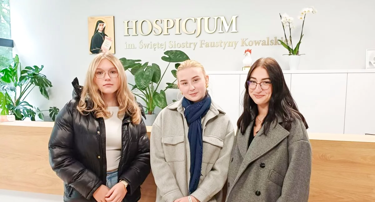 Szkoły i Przedszkola, sercem Hospicjum Młodzież kwestowała zbierała żonkile - zdjęcie, fotografia