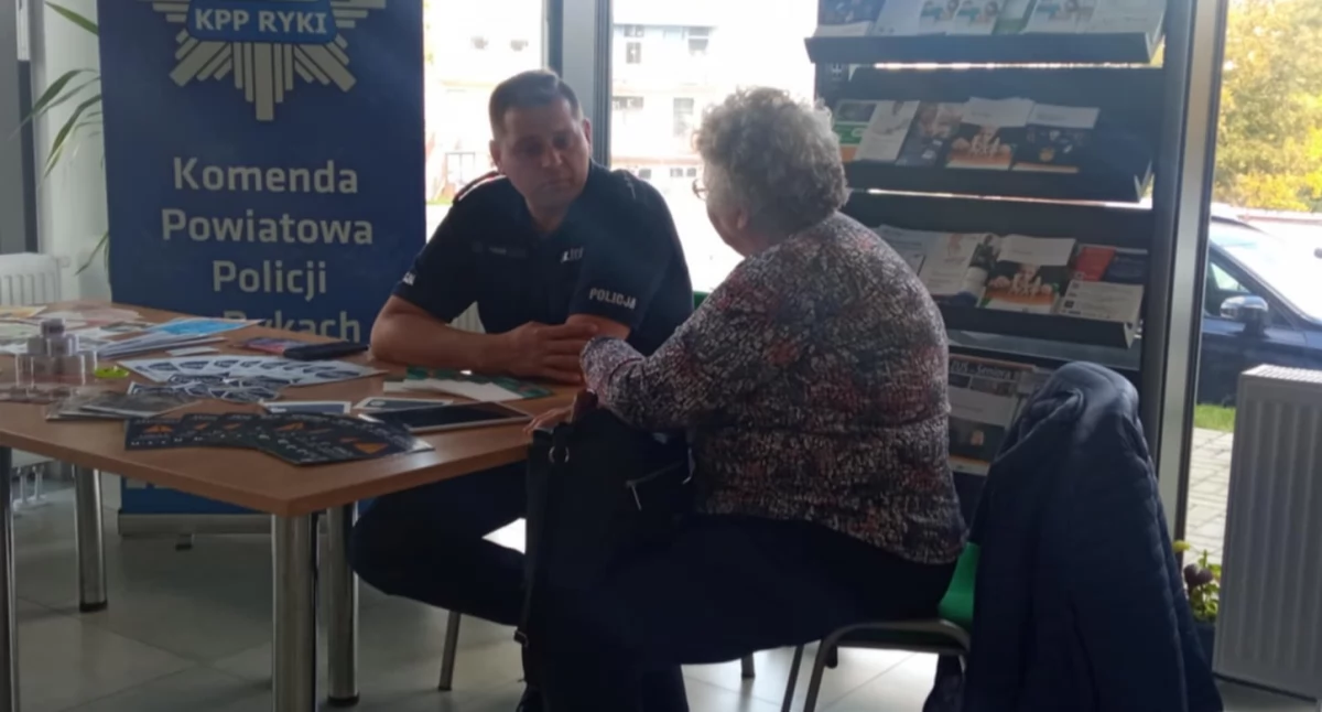 Seniorzy chętnie korzystali z możliwości porad funkcjonariusza policji