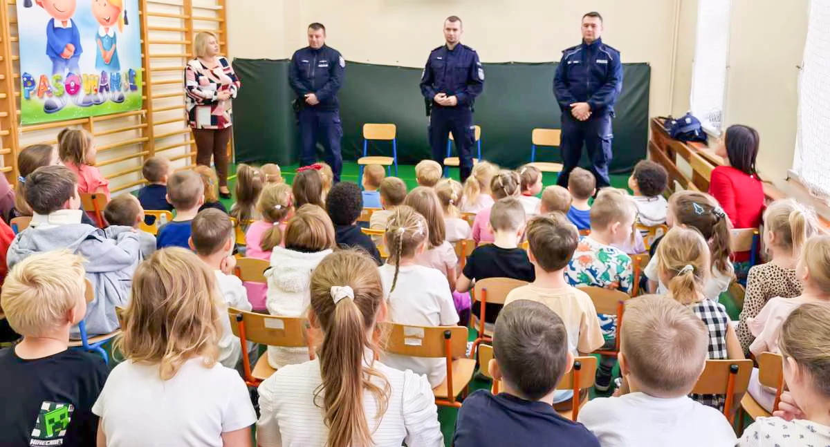 Szkoły i Przedszkola, Policjanci uczyli uczniów dbać siebie drodze sieci - zdjęcie, fotografia