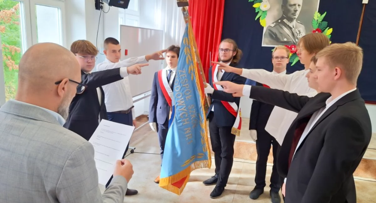 Szkoły i Przedszkola, twarze dęblińskich „Pilnikach” Pierwszoklasiści uroczyście złożyli ślubowanie - zdjęcie, fotografia