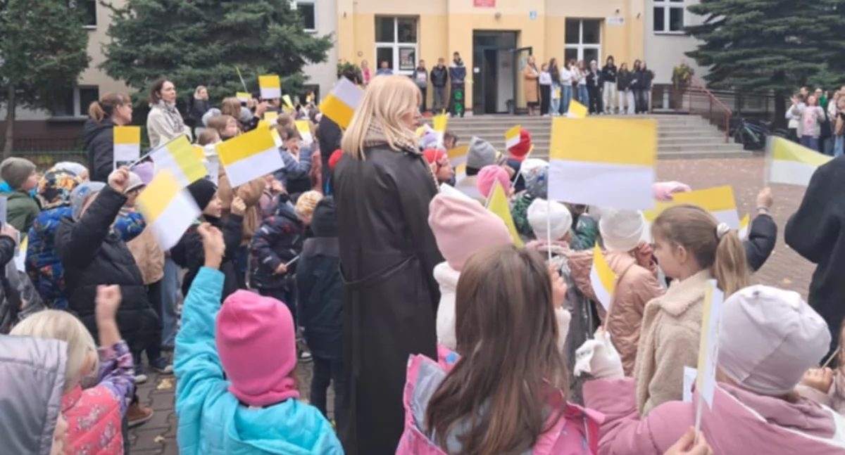 Uczniowie z biało-żółtymi flagami papieskimi wyglądali efektownie (fot. Anna Piskorska)