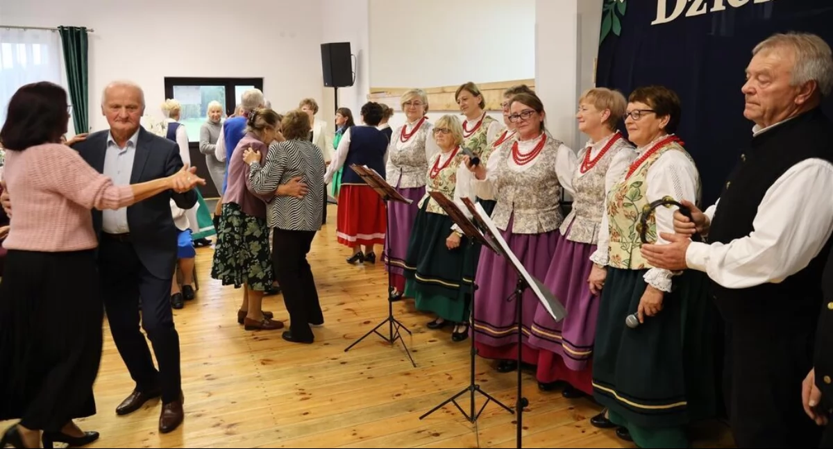 Społeczeństwo, Muzyka medale świętowali seniorzy - zdjęcie, fotografia