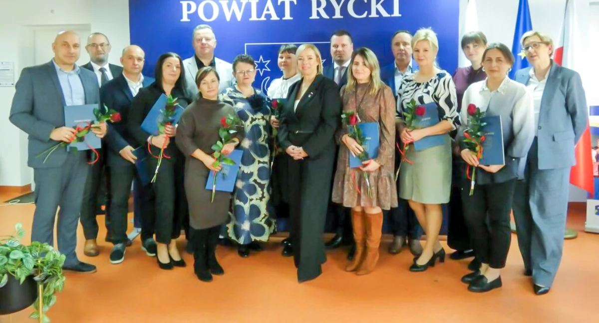 Samorządy i Instytucje, Nauczyciele powiatu ryckiego wyróżnieni! otrzymał Nagrodę Starosty okazji Edukacji Narodowej - zdjęcie, fotografia