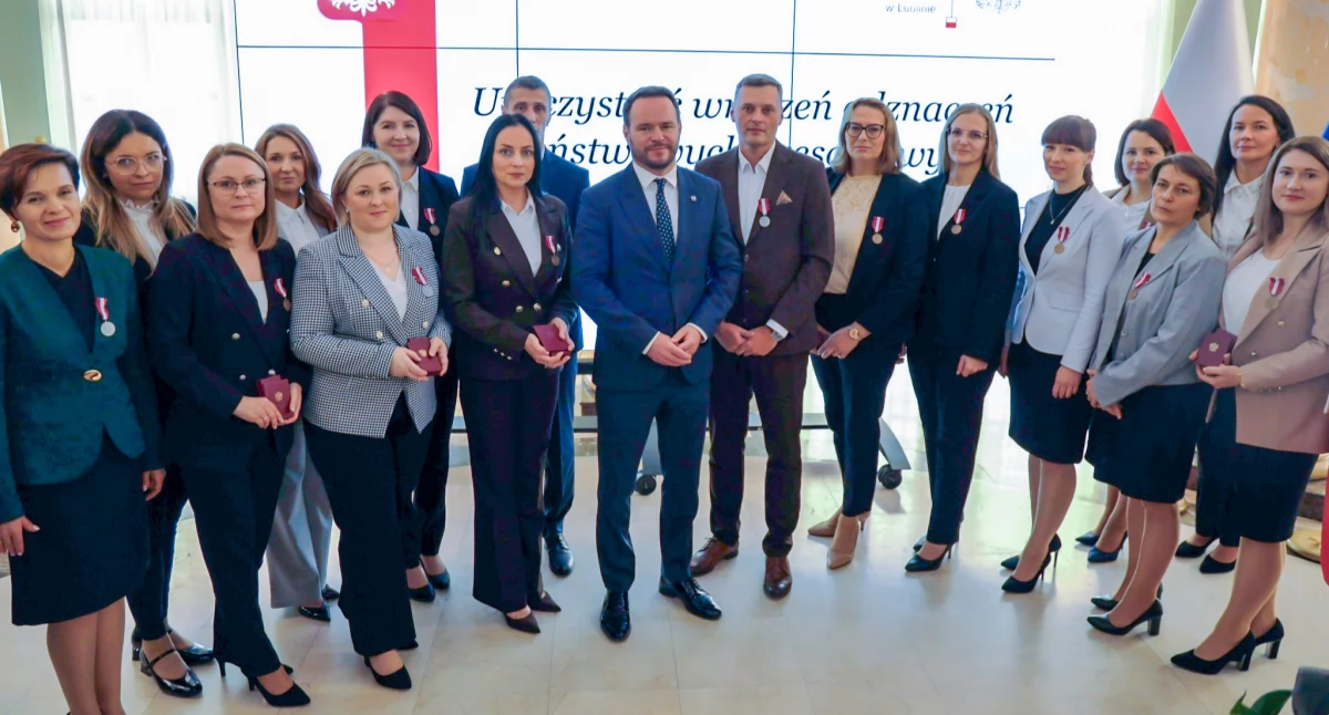 Samorządy i Instytucje, Wielkie uznanie lokalnych urzędników! Wojewoda wręczał medale długoletnią służbę - zdjęcie, fotografia