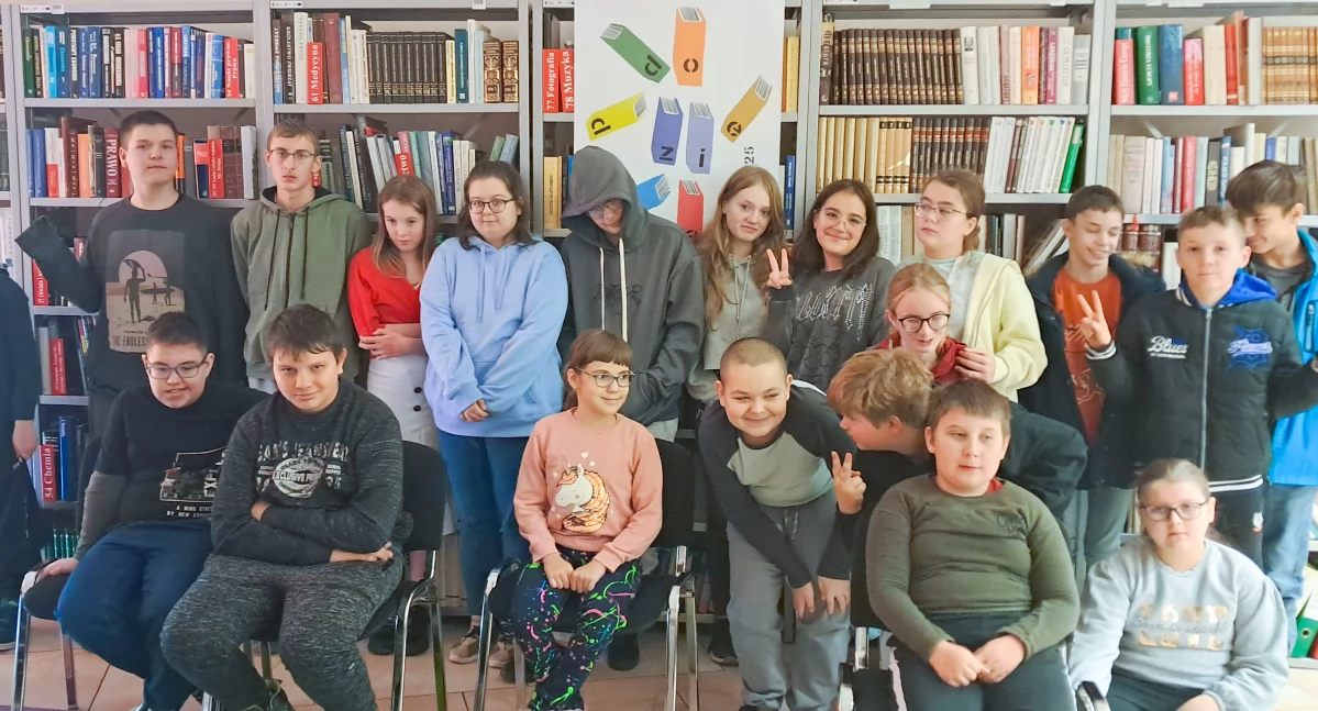 Szkoły i Przedszkola, Biblioteka Dęblinie zamieniła kino! działo hasłem „Do dzieła” - zdjęcie, fotografia
