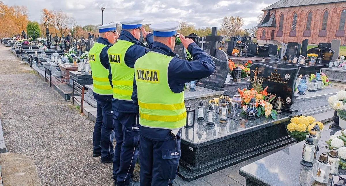 Zdjęcie: Policjanci z Wydziału Ruchu Drogowego, jak co roku, w symboliczny sposób uczcili pamięć swoich zmarłych kolegów