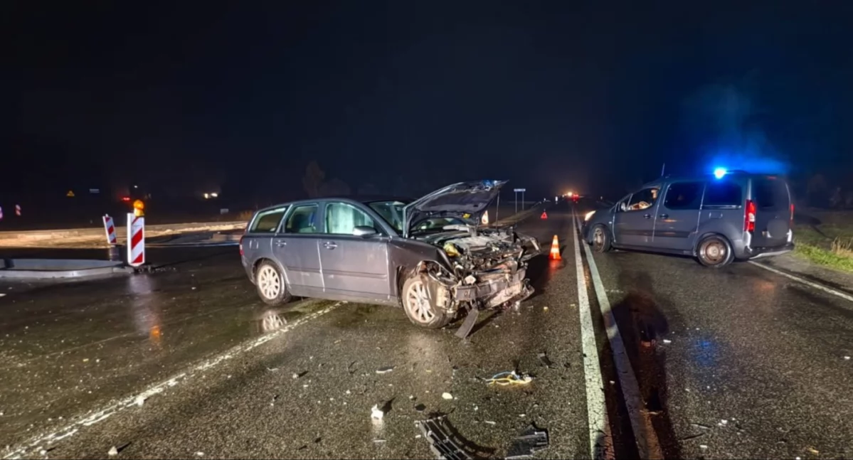Wypadki Drogowe, Zderzenie Volvo Renault Droga całkowicie zablokowana - zdjęcie, fotografia