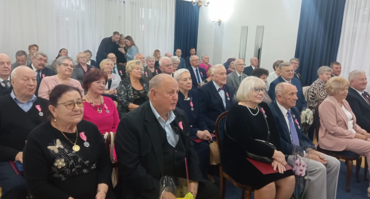 W pałacu ślubów zgromadziło się prawie 40 osób 