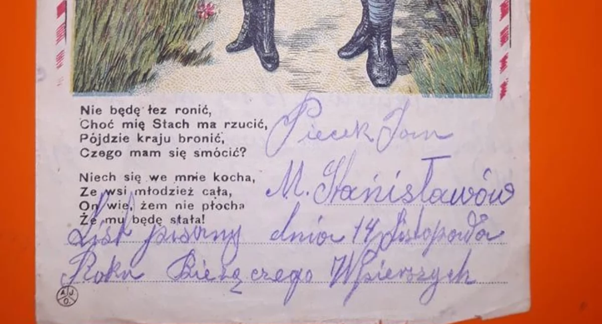 Karty pocztowe przeznaczone dla żołnierzy w celu pisania listów były w tamtych czasach zdobione. Na pierwszej stronie widniały barwne ilustracje z elementami wojskowymi. Na takim właśnie blankiecie mieszkaniec Czernica napisał swój list (fot. Robert Markiewicz)