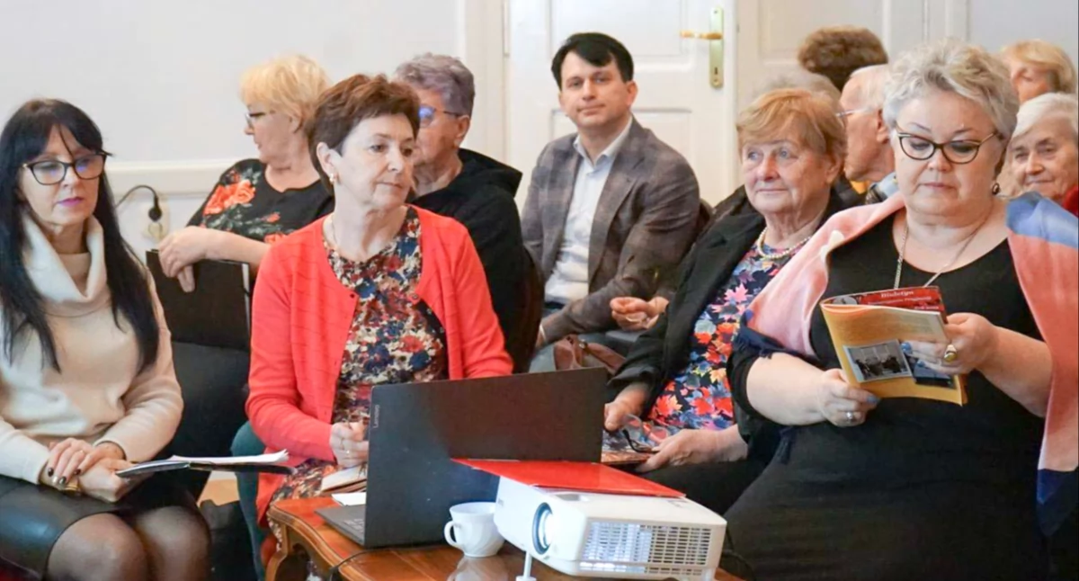Najnowszą publikację Towarzystwa Przyjaciół Ryk opracowały: Anna Żaczek, Hanna Cieślik i Barbara Kwiatkowska. Na zdjęciu z prezes Towarzystwa Hanną Witek (fot. MGCK w Rykach)
