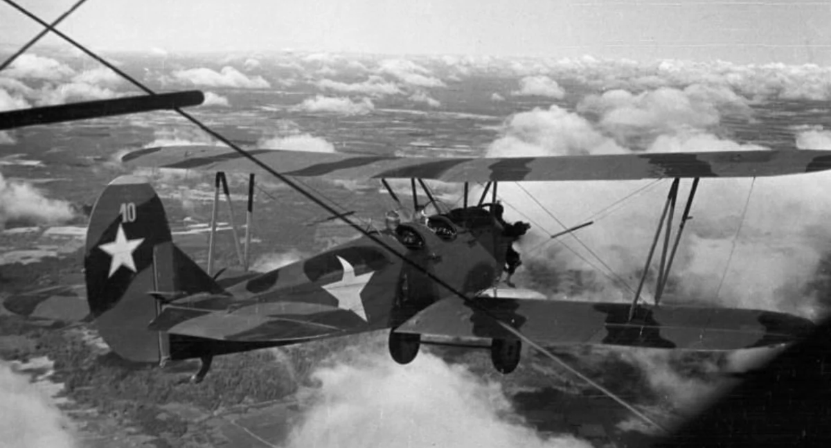 Na przełomie 1943 i 1944 r. jedna z załóg radzieckich nocnych bombowców Po-2 operowała w rejonie Kazimierza Dolnego i Dęblina. Niestety misja nieopodal Miasta Orląt skończyła się dla pilotów tragicznie (zdjęcie poglądowe)