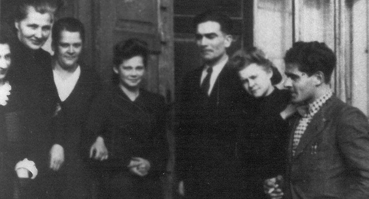 Oddział por. Franciszka Jerzego Jaskólskiego w latach wojny operował na terenie m.in. Dęblina i Stężycy, czego dowodem jest chociażby to zdjęcie. Zostało wykonane w Stężycy w 1945 r. Znajduje się na nim „Zagon” w towarzystwie mieszkańców miejscowości (Fot. Urząd Miejski w Zdunach)