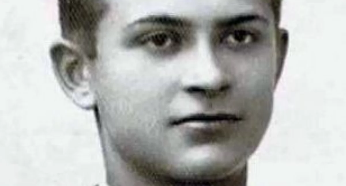 Zbigniew Gęsicki ps. „Juno” urodził się w Dęblinie 21 listopada 1919 r. Z Miastem Orląt był związany przez pierwszych osiem lat swojego życia. Podczas wojny uczestniczył w akcjach sabotażu. W dowództwie grupy AGAT budził tak duże zaufanie, że wszedł do ścisłej ósemki akowców mających dokonać zamach na Franza Kutscherę. Jak się okazało, była to jego ostatnia misja. Gęsicki zginął od kul Niemców mając 24 lata