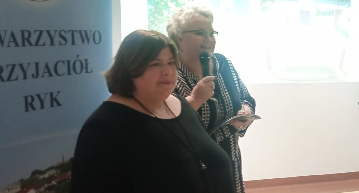 Słuchaczy powitała dyrektor biblioteki Izabela Kępka i prezes Towarzystwa przyjaciół Ryk Hanna Witek 