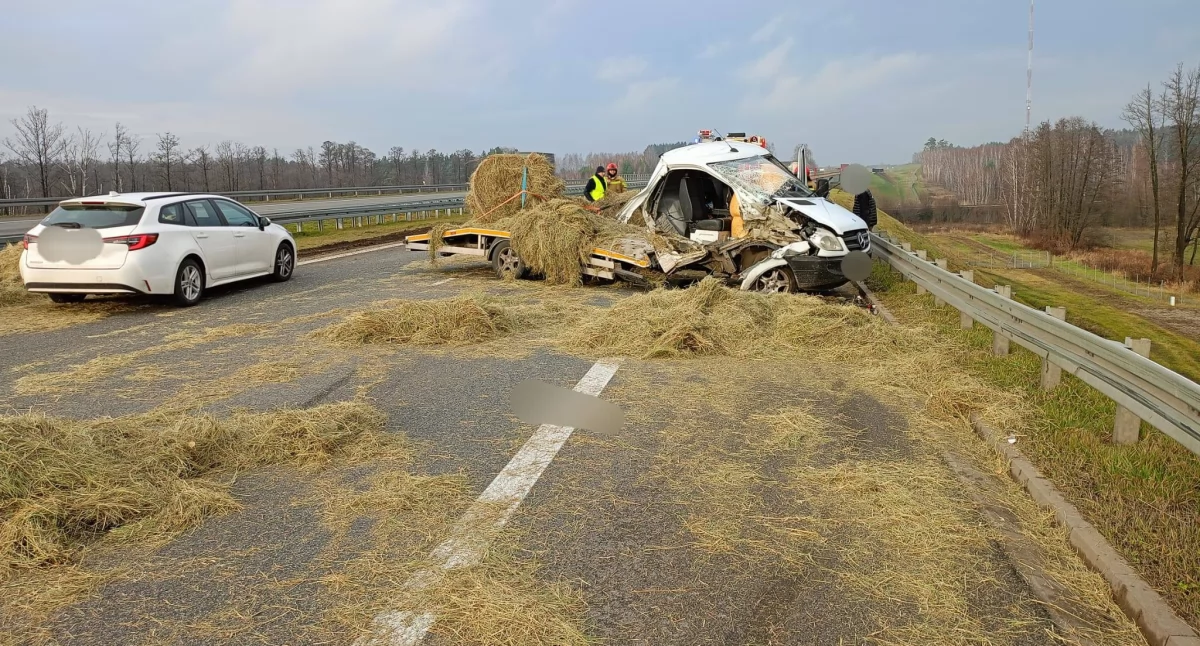 Zdjcie: 10 grudnia, na trasie S17 doszło do groźnie wyglądającego zdarzenia. Na 86. kilometrze, na wysokości miejscowości Chrustne, zderzyły się dwa pojazdy