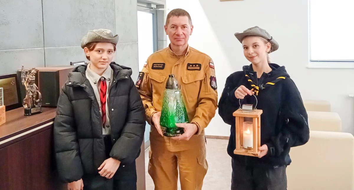 Straż i Policja, Harcerze przekazali Betlejemskie Światło Pokoju strażakom - zdjęcie, fotografia