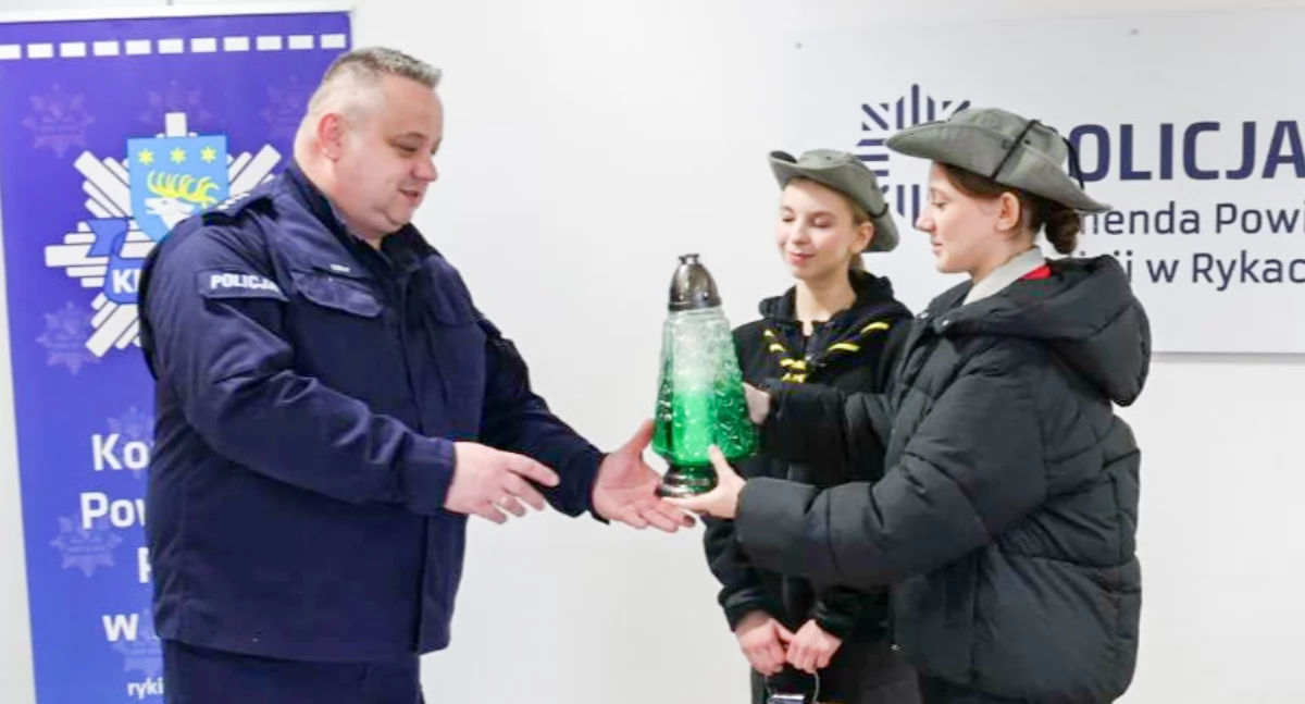 Zdjcie:  Światełko zostało przyjęte przez nadkomisarza Łukasza Walo, komendanta powiatowego Policji w Rykach, fot. KPP Ryki