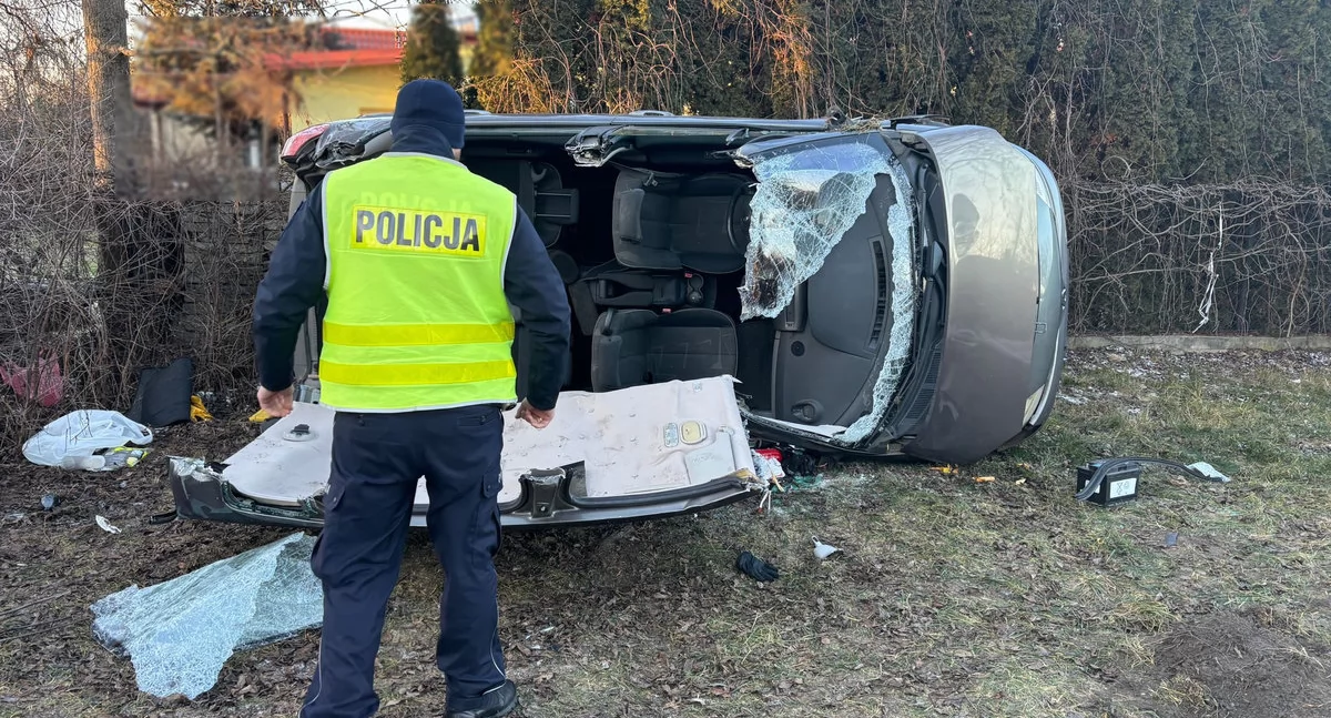 Zdjcie: Na terenie Dęblina doszło do groźnego zdarzenia drogowego. Samochód osobowy wypadł z drogi i przewrócił się na bok, fot. KPP Dęblin