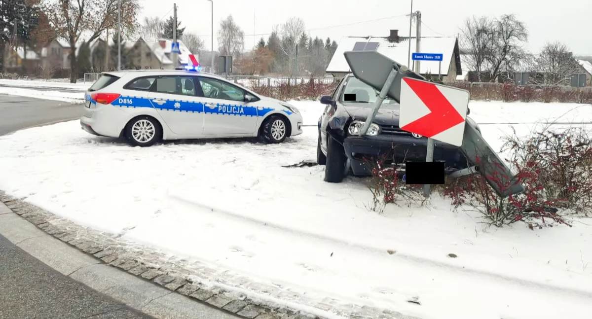 Zdjcie: Do zdarzenia doszło w Nowy Rok po godzinie 11:00. Dyżurny Komendy Powiatowej Policji w Rykach otrzymał zgłoszenie o kolizji na rondzie w Moszczance, fot. KPP Ryki
