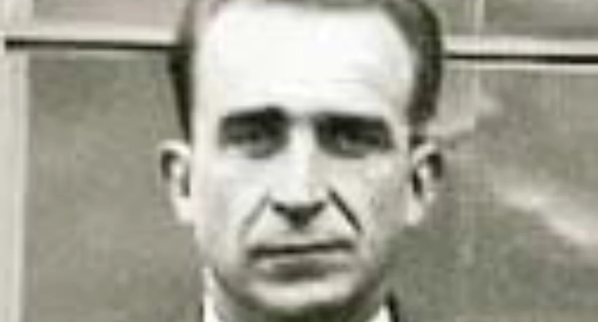 Jan Jabłoński urodził się 15 maja 1908 r. w Dęblinie. Zginął 26 lutego 1942 r. podczas jednej ze swych wojennych misji. Jego ciało nigdy nie zostało odnalezione